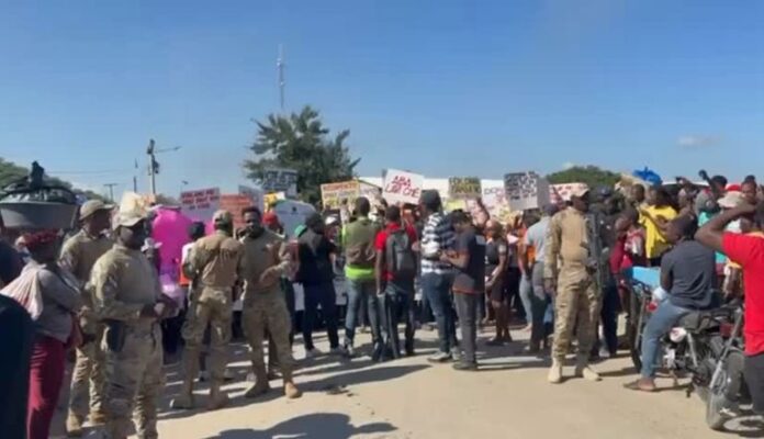 Los manifestantes, visiblemente indignados, reclamaron a las autoridades dominicanas que el caso no quede impune y que los responsables sean sancionados.