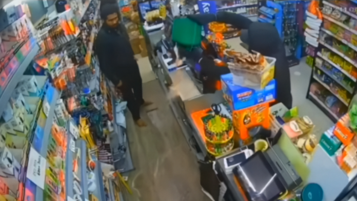 Vendedor se defiende con pala de ladrón en una batalla feroz