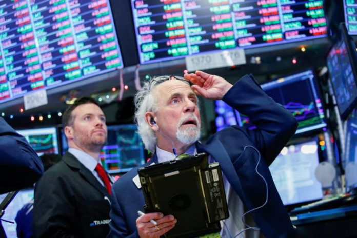 El aumento de la cotización del petróleo marcó la jornada. El Brent subió un 4,37 % y cerró en 99,36 dólares por barril, mientras que el West Texas Intermediate (WTI) finalizó en 99,08 dólares, un incremento del 2,6 %.