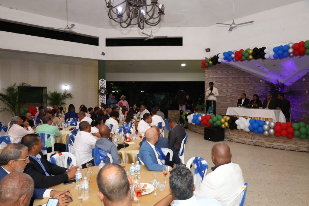 Santo Domingo Oeste.– El Sindicato Nacional de Trabajadores de la Prensa (SNTP), filial Santo Domingo Oeste, celebró con gran éxito la juramentación de su nueva directiva para el período 2025-2027, en un emotivo acto que contó con la participación de importantes figuras del ámbito político, social, deportivo y de la comunicación.El evento, realizado en el club Manlio Bobadilla, inició a las 7:00 p.m. con una cálida recepción a los invitados. La ceremonia fue conducida por la comunicadora Sorangel Moya y la bendición estuvo a cargo de Henry Minaya. Para iniciar la celebración, el maestro Ramón Martínez y su conjunto típico pusieron el tono festivo del evento. Durante su intervención, el secretario general saliente, Francisco Marte, agradeció el apoyo brindado a su gestión y destacó los logros alcanzados en su periodo. Luego, Manuel Ureña, secretario general nacional del SNTP, ofreció un mensaje centrado en el fortalecimiento institucional del gremio y el compromiso de proteger los derechos de los comunicadores. La intervención más esperada de la noche fue la de la nueva secretaria general de la filial, Magíster América Pérez, quien pronunció un discurso lleno de visión, unidad y compromiso con los principios del gremio. Posteriormente, se realizó la juramentación oficial de los miembros de la nueva directiva, quienes asumirán sus responsabilidades durante los próximos dos años. En la ocasión, también se juramentaron nuevos miembros del gremio, entre ellos el fotoreportero Johan Severino, las periodistas Yalibel Mejía, Evelyn Domínguez y Carmen Mariel González Mejía, el locutor Luis José Sánchez, y el productor de televisión y comentarista Juan López, quienes se comprometieron a fortalecer la labor gremial y promover una comunicación responsable. El evento también incluyó reconocimientos especiales a los gremialistas Francisco Marte y José Beato, en reconocimiento a su dedicación y trayectoria en la defensa de los derechos de los comunicadores. Una vez finalizado el acto protocolar, los asistentes disfrutaron de una esperada fiesta navideña que contó con la animación de Jonathan Reynoso y Edward Calderón. El entretenimiento estuvo a cargo de artistas como el Doble de Michael Jackson, Ico y el Doble de Chayanne, además del acordeonista Radhamés López, que cerró la velada con música navideña. La jornada reunió a más de un centenar de invitados especiales, incluyendo autoridades municipales, diputados, regidores, comunicadores, dirigentes gremiales y líderes comunitarios. La celebración reafirmó el compromiso del SNTP Santo Domingo Oeste con la dignificación del ejercicio periodístico y el fortalecimiento gremial en la demarcación.