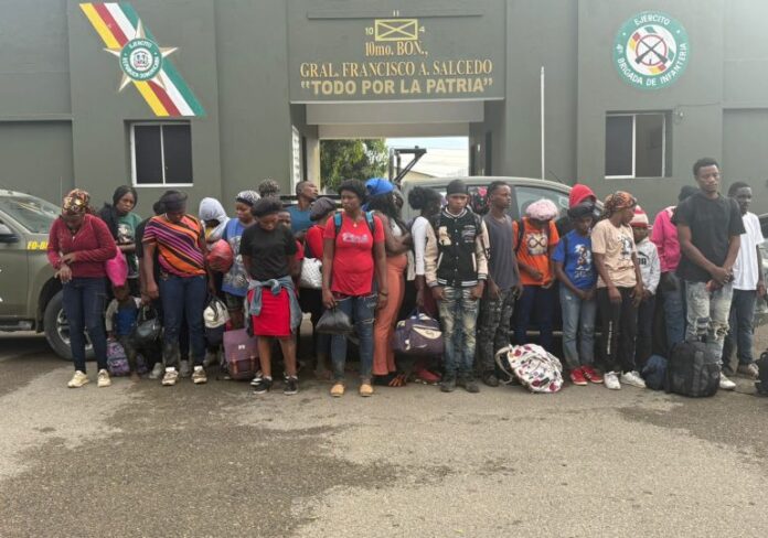 Unidades de drones del Ejército detectan a 34 haitianos indocumentados ocultos en una construcción en Dajabón