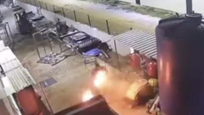 Al notar la situación, el trabajador reaccionó lanzándose al suelo y rodando desesperadamente para intentar apagar el fuego.