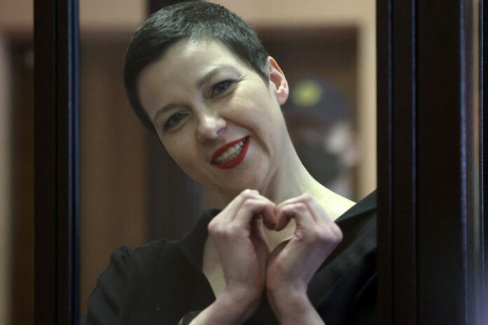 Bielorrusia libera a 123 presos políticos entre ellos la oposición María Kolesnikova