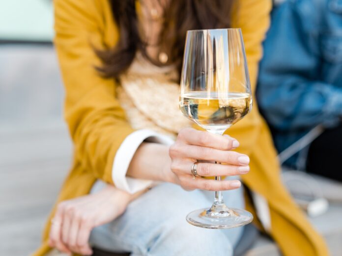Comprobado: el alcohol afecta más a las mujeres. ¿Por qué?