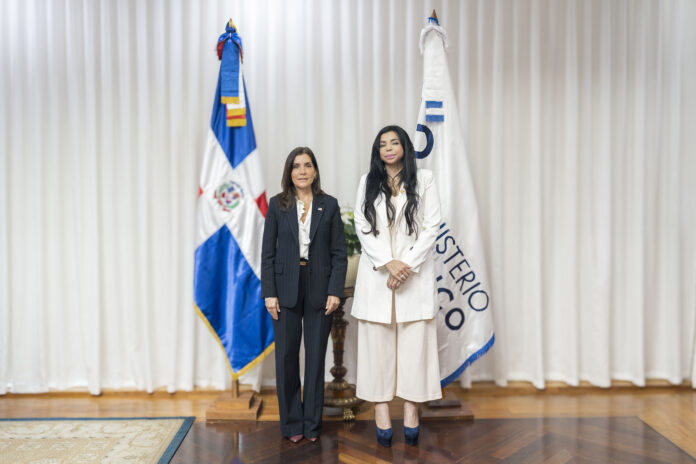 Asimismo, subrayó que dicha cooperación ha permitido fortalecer el trabajo del Ministerio Público y de la Dirección Nacional de Control de Drogas (DNCD), así como de otras unidades de inteligencia y seguridad del Estado dominicano, haciendo más eficiente la persecución del crimen organizado.