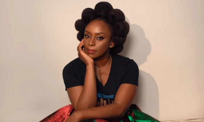 Escritora nigeriana Chimamanda Ngozi Adichie, devastada por muerte de su hijo gemelo