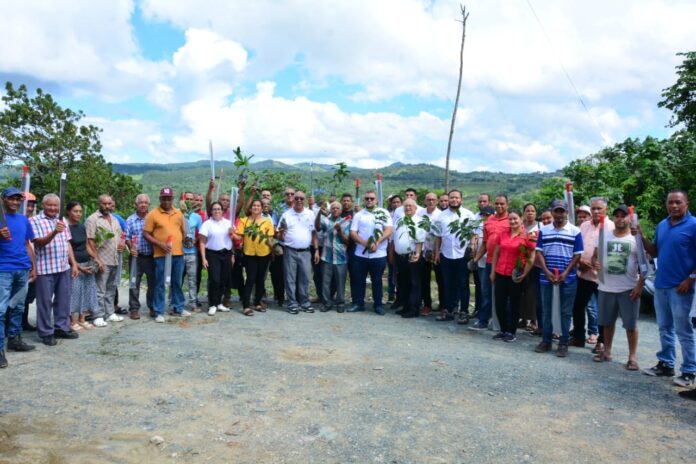 En ese orden, el director del FEDA prometió más apoyo a los agricultores del Cibao, especialmente para los de montaña, a quienes calificó como la garantía de la protección del medio ambiente en las zonas altas.