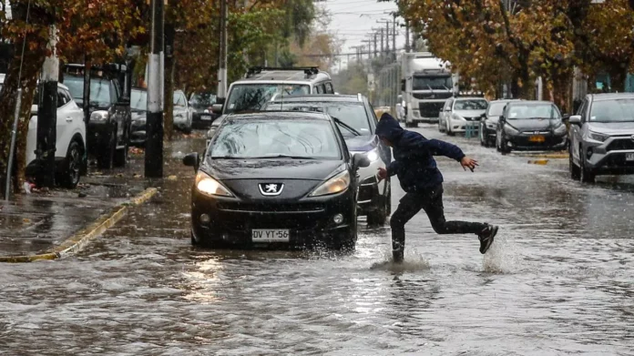 Calles anegadas en Santiago ante intensas lluvias este fin de semana