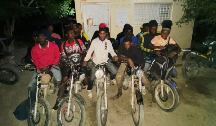 Las autoridades militares interceptaron cinco 5 motocicletas que eran utilizadas para el transporte ilegal de extranjeros. Del total de detenidos, 14 son hombres y una mujer.