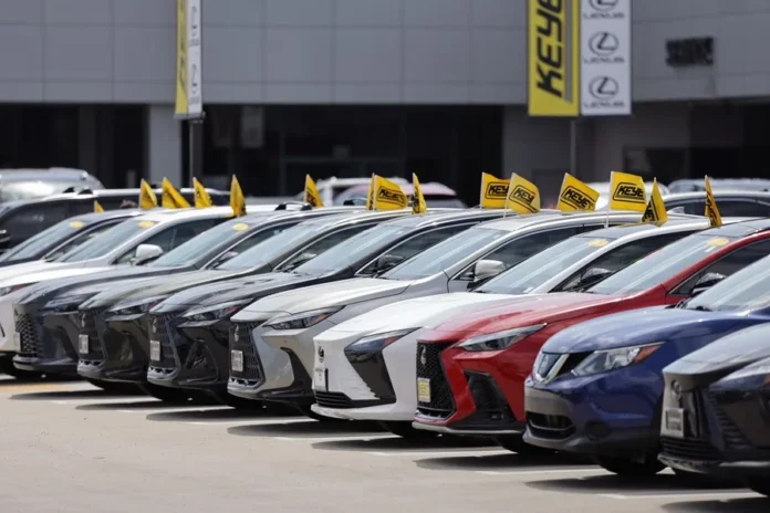 Trump elimina impuestos a intereses de préstamos para autos fabricados en EE. UU.