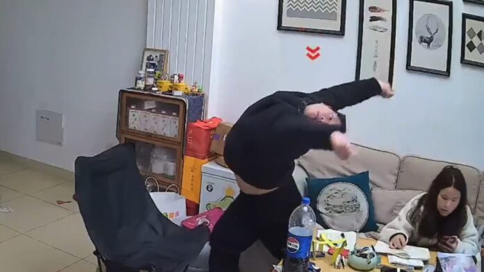 Según medios chinos, el adolescente había estado sentado durante 5 horas seguidas, por lo que se sospecha que se trató de hipotensión postural, una condición en la que la presión cae repentinamente al ponerse de pie después de mucho tiempo debido a la falta de flujo sanguíneo al cerebro.