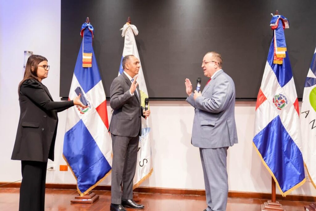 Foto 3. Momento en que el ministro de Hacienda Magin Diaz juramenta al nuevo director general de Aduanas Nelson Arroyo