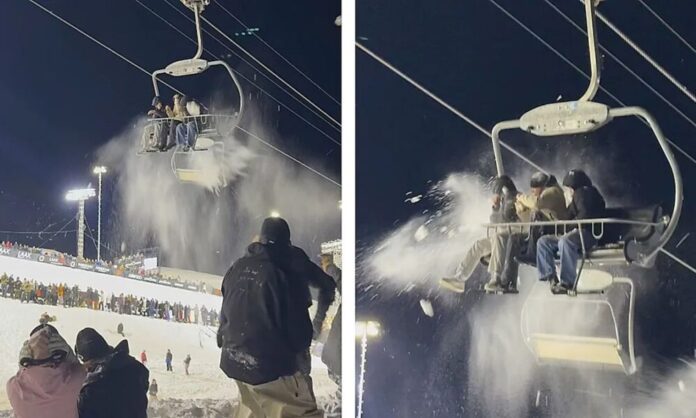 Hombres atrapados en un telesilla son bombardeados con bolas de nieve