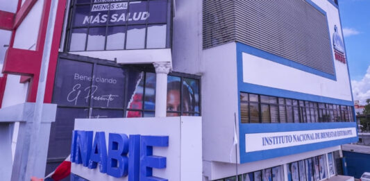 Asimismo, el INABIE entregó útiles escolares a estudiantes del sector público para cursar el año lectivo 2025-2026 y que utilizan la indumentaria establecida por el Ministerio de Educación (MINERD).