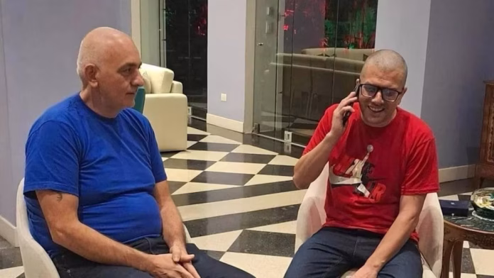 Ambos llegaron a Roma en un vuelo militar y se reencontraron con sus familias luego de un prolongado periodo de aislamiento, durante el cual permanecieron hacinados, incomunicados y sometidos a un encierro extremo, que describen como un “secuestro”.