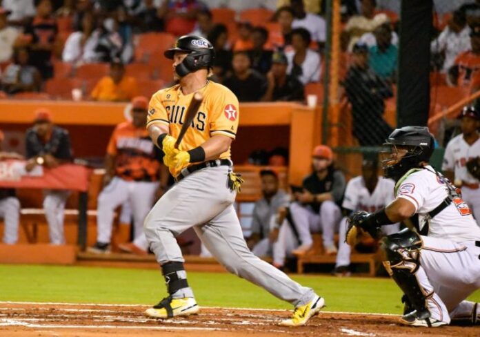 Águilas superan a los Toros y se acercan a la final del torneo invernal