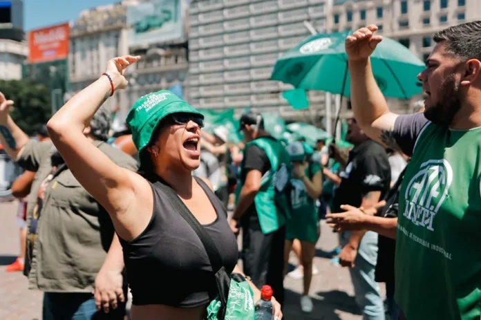 Casi 22.000 empleados públicos de Argentina perdieron su trabajo en el segundo año de Gobierno de Milei