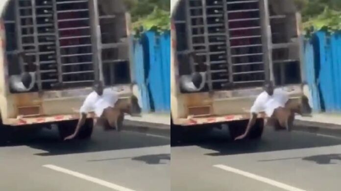 Segundos después, un segundo haitiano repite la acción, lanzándose también del vehículo en movimiento y emprendiendo la huida.