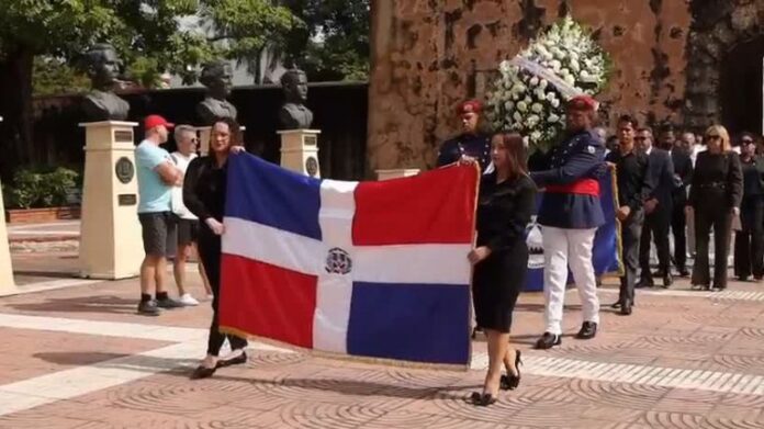 Asimismo, el personal administrativo de la Subsede Dominicana desempeñó un rol importante en el desarrollo del acto solemne, especialmente en el porte de las banderas de la República Dominicana y del Parlamento Centroamericano, reafirmando el respeto a los símbolos patrios y regionales.