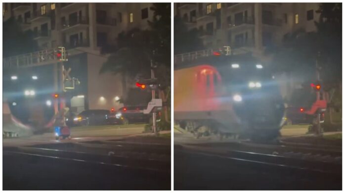 Según testigos, el accidente ocurrió después de que el aparato quedara atascado en las vías del tren, donde permaneció durante aproximadamente 15 minutos antes de ser arrollado.