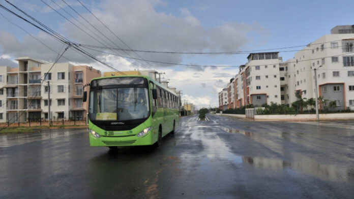 De acuerdo con denuncias expresadas por comunitarios, aunque la Alcaldía de Santo Domingo Este envía camiones recolectores al sector, la frecuencia resulta insuficiente para atender la gran cantidad de residentes, lo que ha provocado acumulación de desechos sólidos en distintas áreas del proyecto habitacional.