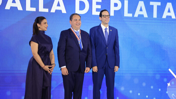 Entre los hospitales inaugurados y entregados por el SNS destaca el Traumatológico de Azua, que junto con el Traumatológico de Higüey entregado por el Ministerio de Vivienda y Edificaciones (Mived),  ha permitido una ampliación de un 67 % de la Red Nacional de Traumas.