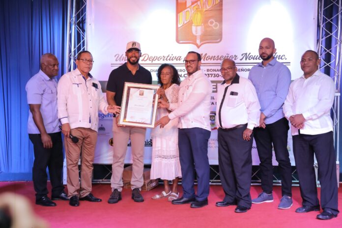Teoscar Hernández es premiado como Atleta del Año de la Unión Deportiva de Monseñor Nouel