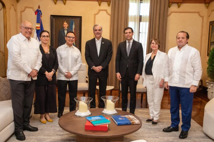 Presidente Abinader recibe a Michel Camilo y autoridades del Berklee College of Music