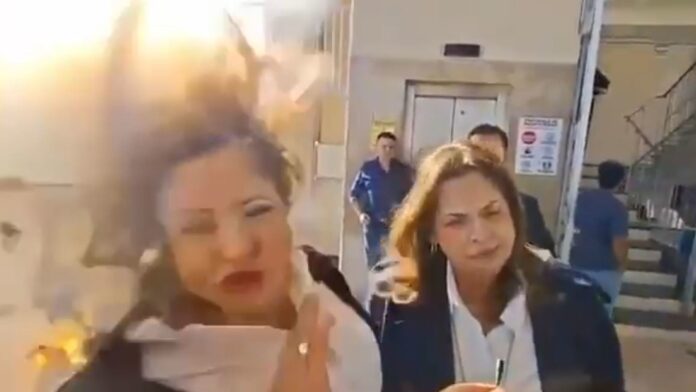El hecho quedó captado en video en el momento exacto en que la legisladora denunciaba que no se le permitía el acceso al Congreso Nacional.