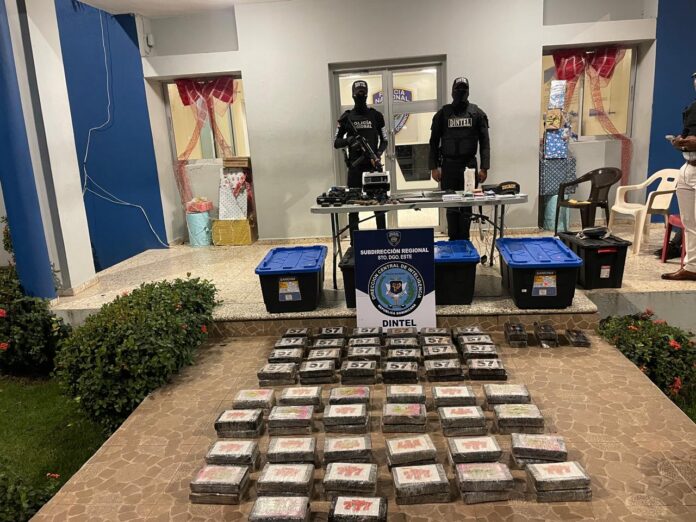 Policía Nacional y DNCD ocupan 105 paquetes de presunta cocaína, armas y municiones durante operativo en SDE