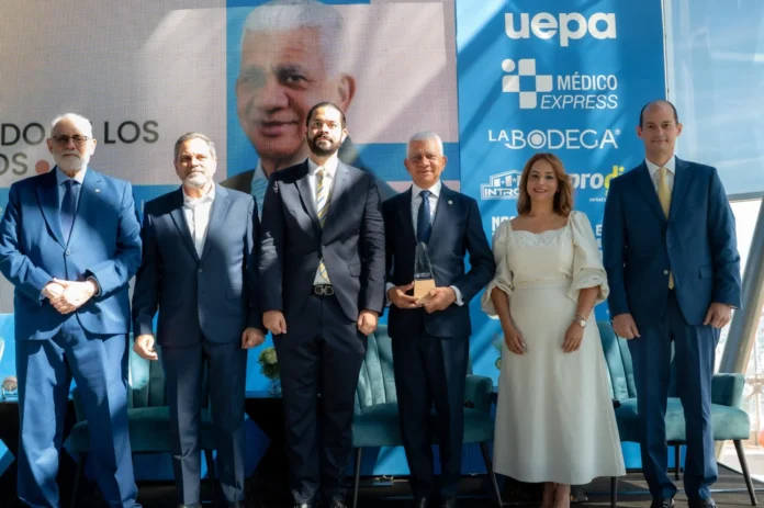 Presidente del Senado recibe reconocimiento de ADOTURD por su apoyo al deporte dominicano