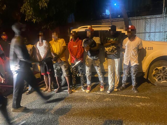 Otras provincias donde hubo detenciones fueron La Altagracia y La Romana, con 79 detenidos, en Pedernales con 67 y en Bahoruco 23. El proceso de deportación se realizó a través de los puntos de control fronterizo con Haití.