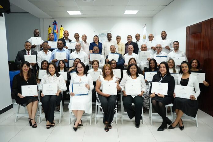 La entrega de diplomas fue realizada por autoridades académicas y representantes institucionales, quienes reconocieron el esfuerzo y compromiso de los participantes que culminaron satisfactoriamente el programa formativo.