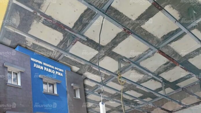 El colapso ocurrió en una zona destinada a la atención inmediata de pacientes, lo que causó preocupación entre usuarios del centro de salud y residentes del entorno.