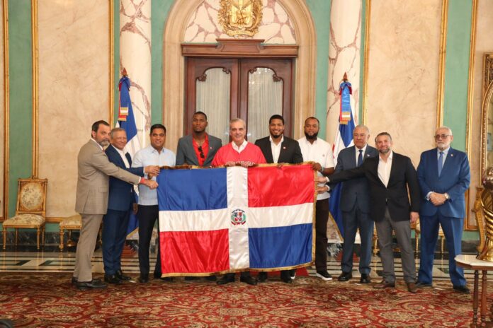 Abinader entrega la bandera dominicana a los Leones del Escogido para la Serie del Caribe 2026