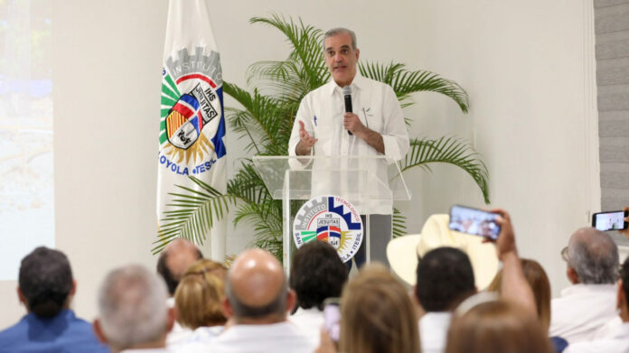 Durante el acto, el mandatario destacó el prestigio académico del Instituto Loyola y exhortó a los estudiantes a aprovechar la oportunidad de formarse en una institución de nivel universitario reconocida por su calidad educativa.