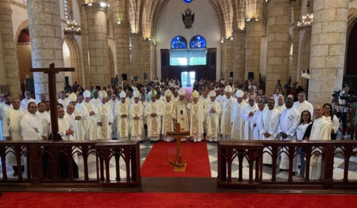 El documento establece como tema central “Un pueblo que vive la santidad y experimenta desde el Bautismo la fuerza de su caminar”, inspirado en los lineamientos del Tercer Plan de Pastoral de la Iglesia local.
