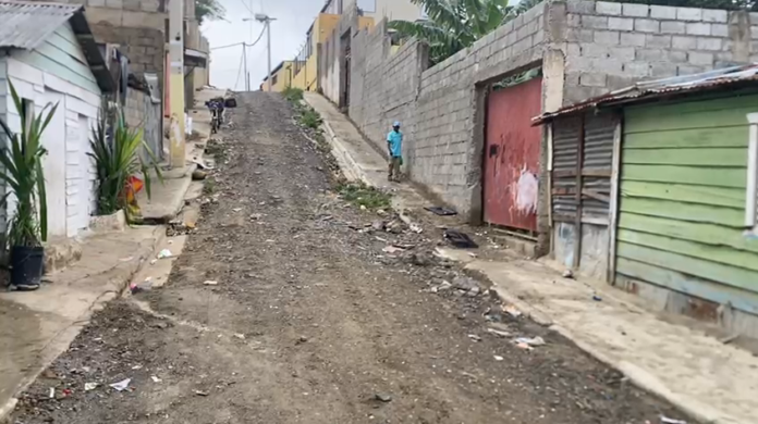 Tras más de 25 años de espera, moradores de sectores en Santiago Oeste reclaman arreglo de calles