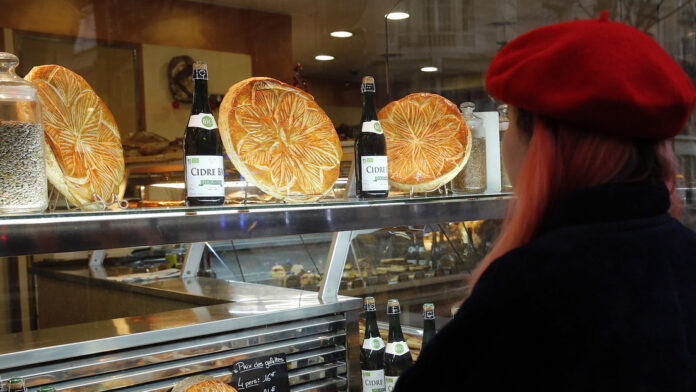 En Bruselas, un establecimiento incorporó dos barras de oro de 1 y 2 gramos, respectivamente, en sus pasteles, mientras que una pastelería de la localidad de Braine-le-Château sorprendió a sus clientes al incluir un lingote de diez gramos en uno de los roscones.