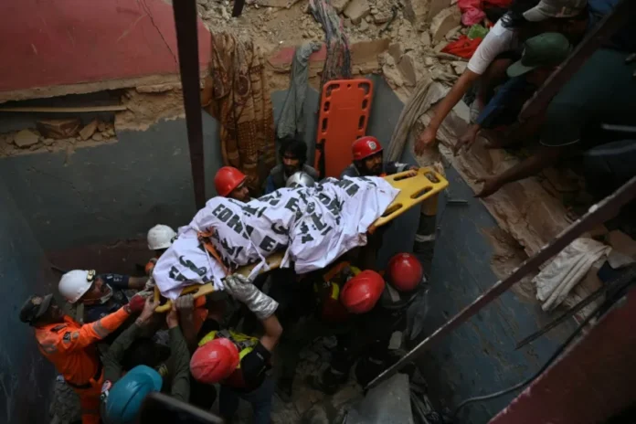 Al menos 16 muertos en Pakistán al derrumbarse un edificio por una explosión