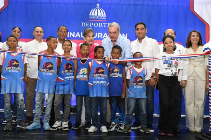 El ministro Cruz detalló que el bajo techo del club Gustavo Behall fue construido con una inversión de RD$38,618,916.75, mientras que el polideportivo multiusos del club Gregorio Luperón tuvo un costo de RD$37,417,934.96.
