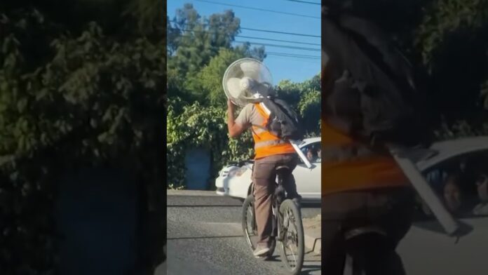 Ciclista lleva ventilador en mochila para refrescarse