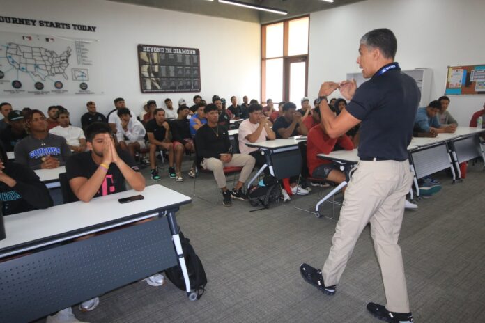 Comisionado de Béisbol imparte jornada educativa y motivacional a prospectos de los Diamondbacks