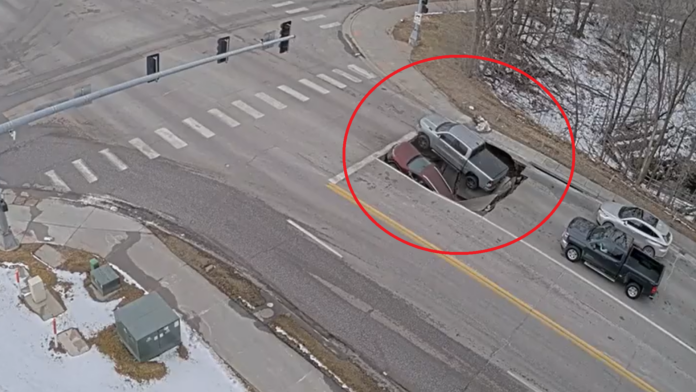 Dos vehículos caen en socavón tras colapso repentino de una calle en Omaha, Nebraska
