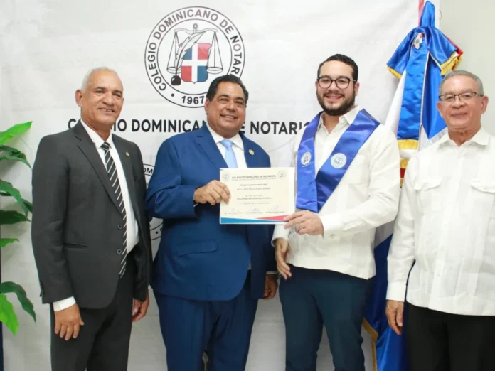 La ceremonia tuvo efecto en la sede central del Colegio de Notarios, encabezada por el presidente de este gremio profesional, Jhon Richard Paniagua y el ministro de Justicia, Antoliano Peralta Romero.