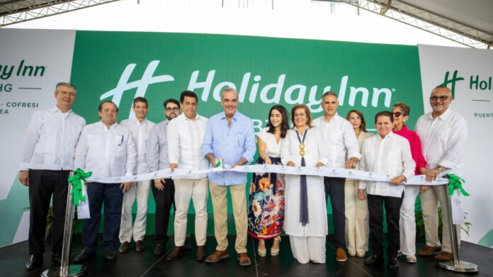 El ministro de Turismo, David Collado, y empresarios del sector privado elogiaron el liderazgo del mandatario y el respaldo del gobierno a las inversiones estratégicas, subrayando que este proyecto es un claro ejemplo de cómo el turismo impulsa empleo, economía y crecimiento sostenible.