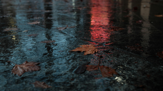 De acuerdo con el informe del Instituto Dominicano de Meteorología (INDOMET), las precipitaciones seguirán reduciéndose en intensidad y frecuencia debido al alejamiento del sistema frontal, dando paso a una masa de aire con menor contenido de humedad.