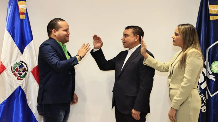 Bautista agradeció al doctor Landrón por la confianza depositada al designarlo en este nuevo puesto y se comprometió a seguir brindando servicios de calidad a los pacientes.