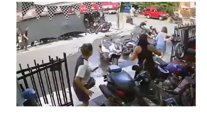 La supuesta víctima reaccionó, lo empujó contra otra moto y lo tiró al suelo, donde fue reducido y retenido con ayuda de otras personas, hasta su detención por parte de la Policía colombiana.