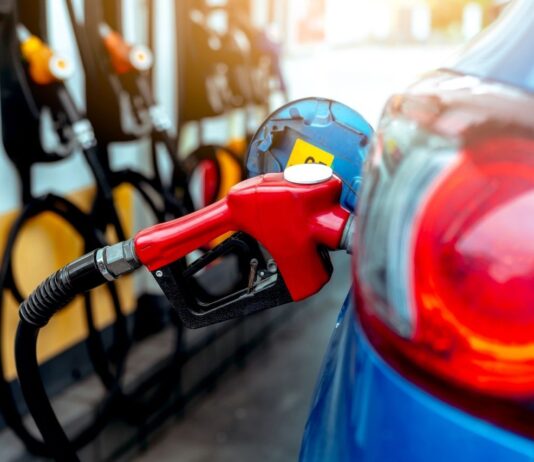 ¡Respiro en las bombas! Gobierno congela príncipales combustibles tras alzas de la semana pasada El GLP permanece congelado a RD$137.20 por galón, beneficiando directamente a las amas de casa y al transporte público.